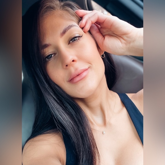 Meet your Posher, Nicole - Picture 2 of 3